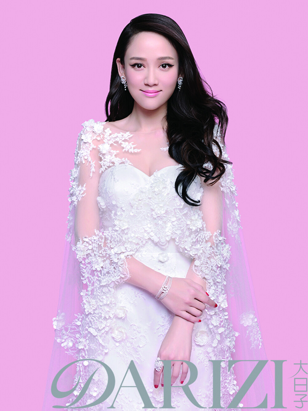 陈乔恩身穿VIOLA YEUNG 2016 SS【Petal Rain】系列参与大日子8月刊拍摄