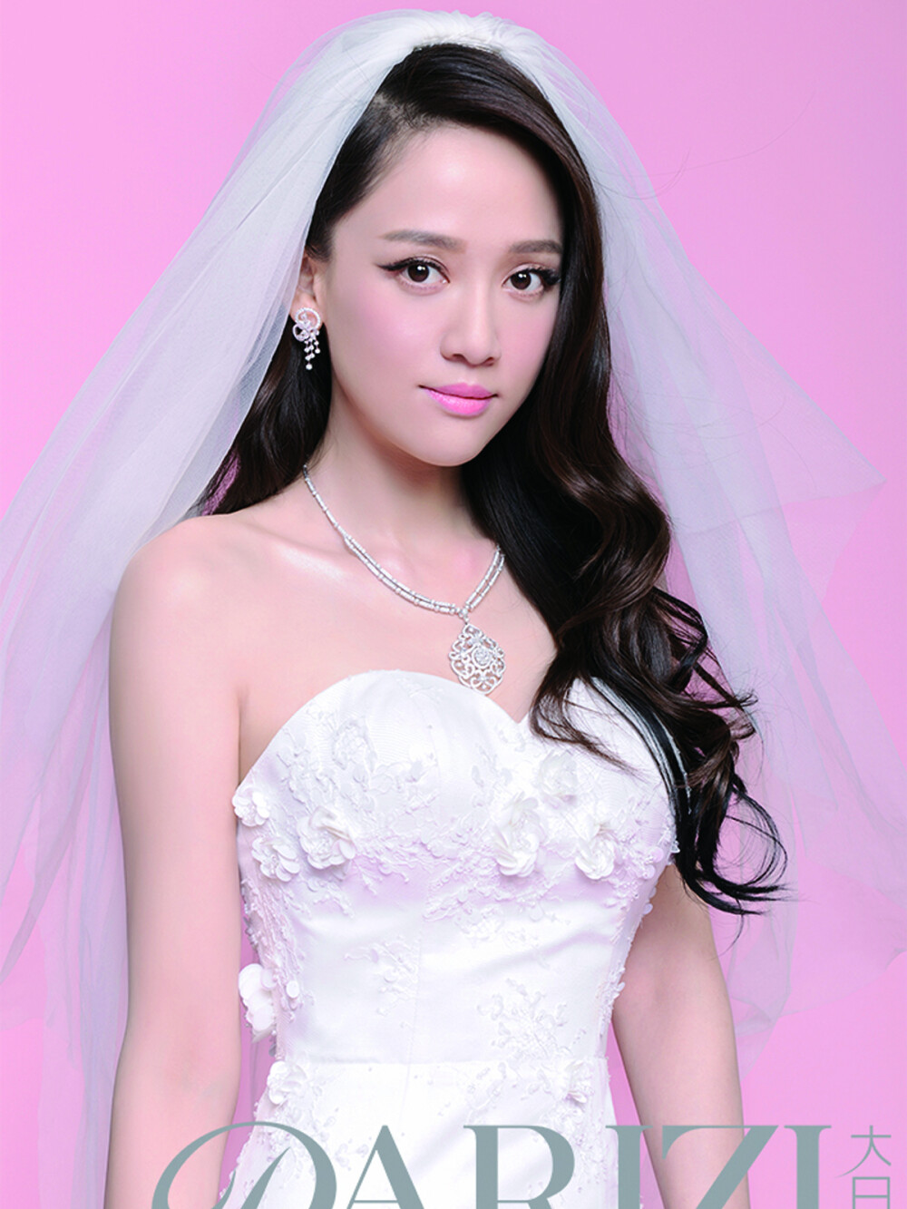 陈乔恩身穿VIOLA YEUNG 2016 SS【Petal Rain】系列参与大日子8月刊拍摄