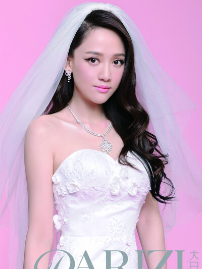 陈乔恩身穿VIOLA YEUNG 2016 SS【Petal Rain】系列参与大日子8月刊拍摄