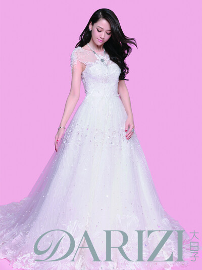 陈乔恩身穿VIOLA YEUNG 2016 SS【COSMOS】系列参与大日子8月刊拍摄