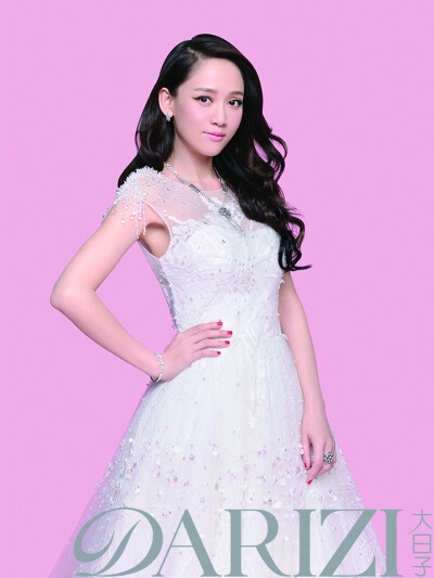 陈乔恩身穿VIOLA YEUNG 2016 SS【COSMOS】系列参与大日子8月刊拍摄