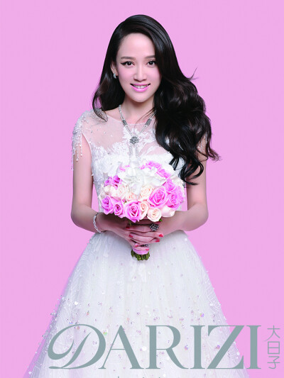 陈乔恩身穿VIOLA YEUNG 2016 SS【COSMOS】系列参与大日子8月刊拍摄