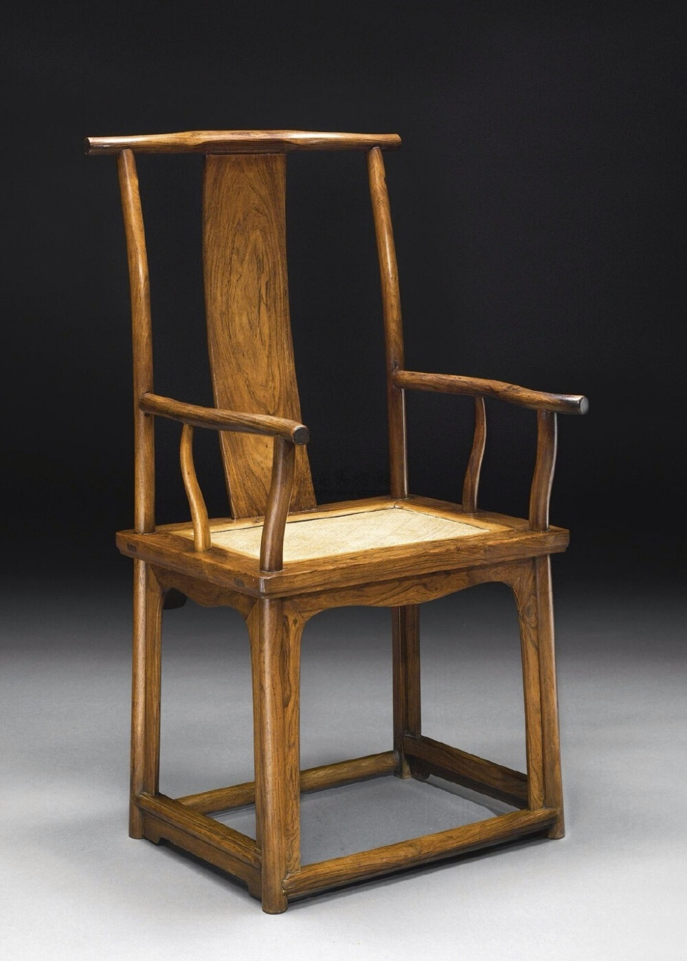 【 中国古典家具 · 官帽椅 】--- “ 官帽椅是以其简约、线条流畅著称的，几百年来如潺潺流水缓缓地流淌，不管在古在今，在厅堂还是在书房，从容坐镇，安定祥和。”
