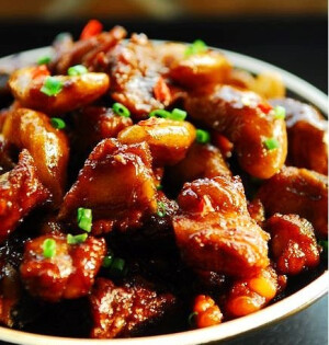 菱角焖排骨做法 主料：排骨 菱角 辅料：红葱头 姜 八角 桂皮 花椒 干辣椒 调料：冰糖 生抽 老抽 黄酒 1、排骨冲洗干净，数十粒花椒装入调料盒（也可用纱布包好） 2、锅中坐水，水开后放入调料盒（花椒）煮约3分钟，放入排骨焯至变色捞出，沥干水 3、准备好八角两粒，桂皮一小段，干辣椒两个，红葱头适量（没有可用葱白代替），生姜一块切片 4、炒锅加少量油，放入排骨中小火慢慢翻炒，待排骨炒出油后加入所有配料一起翻炒出香味 5、加入.jpg