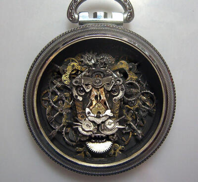 艺术家susan Beatrice喜欢收集旧怀表，并把它们的零件做成蒸汽朋克风格的工艺品。
