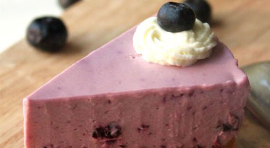 朗姆酒蓝莓冻芝士的做法：原料：奶油奶酪200克；自制蓝莓果酱80克；细砂糖50克；原味酸奶100克；柠檬汁1汤匙；鲜奶油100克；吉利丁片6克；朗姆酒1汤匙；调料：消化饼干100克；黄油45克；鲜奶油适量；蓝莓适量；步骤：消化饼干放保鲜膜内用擀面杖擀碎；黄油微波炉1分钟融化；黄油倒入擀碎的消化饼干中；套上手套用手抓均；模具中四壁和底都刷薄薄一层油，将油纸铺好；将黄油饼干屑铺在模具底部用手按平冰箱冷藏20分钟；奶油奶酪隔温水搅打到顺滑无颗粒状态；加入细砂糖搅匀；再加入酸奶继续搅拌；依次再加入鲜奶油搅拌均匀；向奶酪糊中加入蓝莓果酱；将加入果酱的奶酪糊搅至均匀状态；吉利丁片用凉水泡软，将朗姆酒隔水加