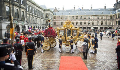 荷兰皇后Maxima搭乘金马车出席Prince's Day，即便下雨也难掩这气质和华贵啊