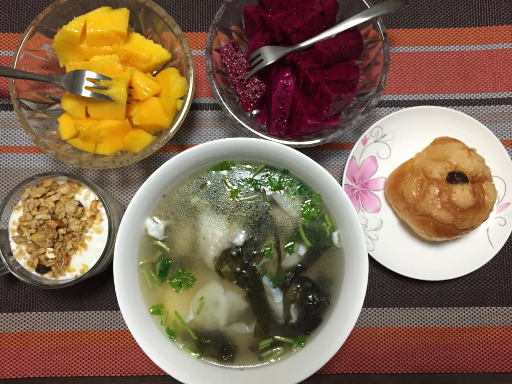 9月17日早餐：小馄饨 奶酥面包 麦片酸奶 芒果 红心火龙果