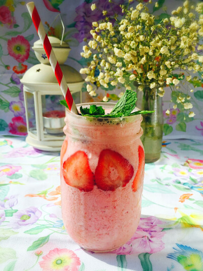 Strawberry milkshake ￼