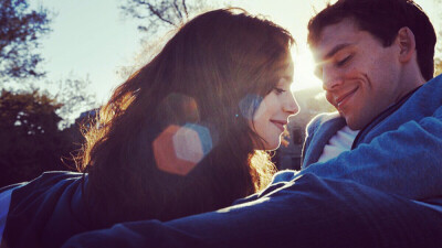  【爱你，罗茜】《爱你，罗茜》是由克利斯汀·迪特执导，莉莉·柯林斯、山姆·克拉弗林和克里斯蒂安·库克等联袂出演的爱情片。影片于2014年10月19日在第九届罗马国际电影节举行首映式。 影片讲述讲述青梅竹马的…