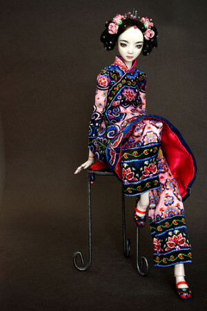 Enchanted Doll 民族风，她制作各种风格，不同民族的贵族娃娃，这是中国的满族格格娃娃，在她的个性中，也充分体现了中国人的气质。