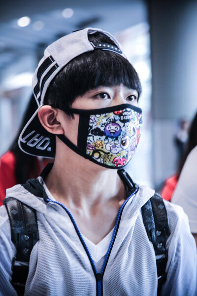 TFBOYS易烊千玺 150915 重庆回北京 高清 cr.logo 机场图