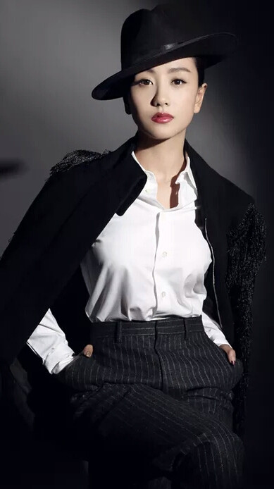 杨蓉 在荧屏上形象百变的杨蓉在写真中首度以冷峻的黑白打扮搭配烈焰红唇，糅合冷艳与帅气，再度展现多面体双子座的魅力。