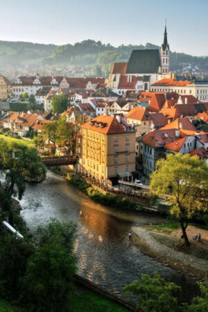 Český Krumlov, Czech Republic。捷克克鲁姆洛夫，位于南波西米亚的迷人小镇克鲁姆洛夫是世界上最美的几座城市之一。它被宽阔蜿蜒的伏尔塔瓦(Vltava)河环抱着，在河谷的对岸以城堡为中心的中世纪的城市一望无边，令人惊叹。大部分建筑建于14世纪到17世纪之间，多为哥特式和巴洛克式风格。整个小镇被流经该处的马蹄铁形的、宽阔蜿蜒的伏尔塔瓦河环抱着，而著名的城堡则建在河的对岸，风采依然。登高远眺，以城堡为中心的中世纪城市一望无边，令人惊叹。1992年，联合国教科文组织宣布授予它世界文化和自然双重遗产的头衔。