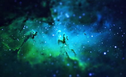 移轴摄影的星空。星云和超新星看起来像美丽的微生物。 作者： Haari Tesla