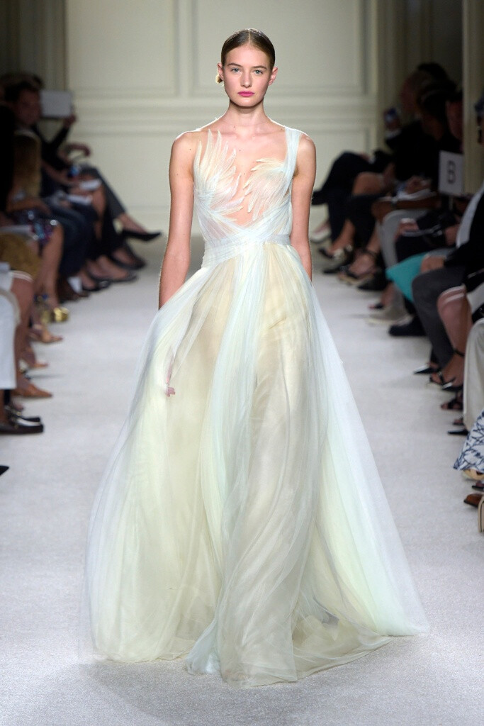 Marchesa Spring 2016 Ready to Wear 。玛切萨2016纽约时装周高级成衣系列。本季运用花朵的元素，黑色的镂空轻纱配紧绷的丝带诠释一种阴郁却又唯美的氛围。大片花朵的装饰更是代表了女性浪漫轻柔的气质，层层包裹身体的轻纱飘逸又服帖，场面好似不同风情的花仙子在从中嬉戏。