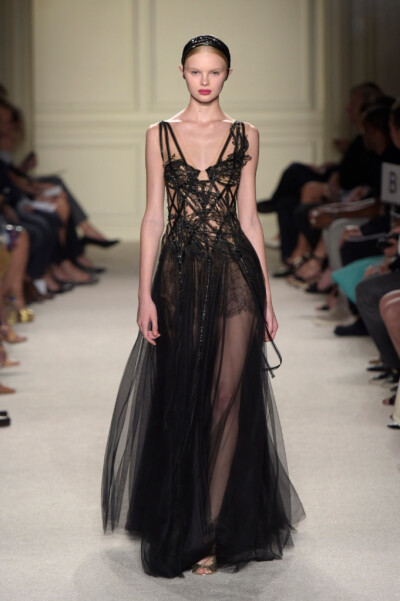 Marchesa Spring 2016 Ready to Wear 。玛切萨2016纽约时装周高级成衣系列。本季运用花朵的元素，黑色的镂空轻纱配紧绷的丝带诠释一种阴郁却又唯美的氛围。大片花朵的装饰更是代表了女性浪漫轻柔的气质，层层包裹身…