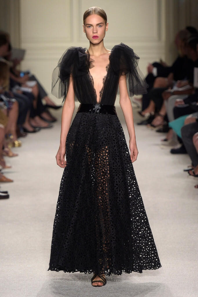 Marchesa Spring 2016 Ready to Wear 。玛切萨2016纽约时装周高级成衣系列。本季运用花朵的元素，黑色的镂空轻纱配紧绷的丝带诠释一种阴郁却又唯美的氛围。大片花朵的装饰更是代表了女性浪漫轻柔的气质，层层包裹身体的轻纱飘逸又服帖，场面好似不同风情的花仙子在从中嬉戏。