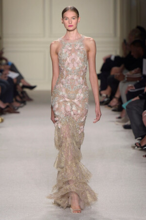 Marchesa Spring 2016 Ready to Wear 。玛切萨2016纽约时装周高级成衣系列。本季运用花朵的元素，黑色的镂空轻纱配紧绷的丝带诠释一种阴郁却又唯美的氛围。大片花朵的装饰更是代表了女性浪漫轻柔的气质，层层包裹身体的轻纱飘逸又服帖，场面好似不同风情的花仙子在从中嬉戏。