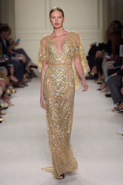 Marchesa Spring 2016 Ready to Wear 。玛切萨2016纽约时装周高级成衣系列。本季运用花朵的元素，黑色的镂空轻纱配紧绷的丝带诠释一种阴郁却又唯美的氛围。大片花朵的装饰更是代表了女性浪漫轻柔的气质，层层包裹身…