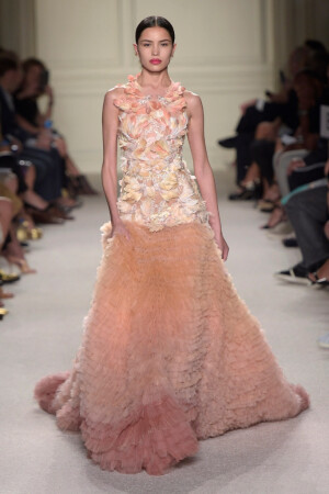 Marchesa Spring 2016 Ready to Wear 。玛切萨2016纽约时装周高级成衣系列。本季运用花朵的元素，黑色的镂空轻纱配紧绷的丝带诠释一种阴郁却又唯美的氛围。大片花朵的装饰更是代表了女性浪漫轻柔的气质，层层包裹身体的轻纱飘逸又服帖，场面好似不同风情的花仙子在从中嬉戏。