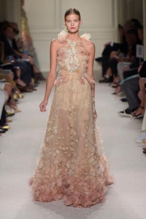 Marchesa Spring 2016 Ready to Wear 。玛切萨2016纽约时装周高级成衣系列。本季运用花朵的元素，黑色的镂空轻纱配紧绷的丝带诠释一种阴郁却又唯美的氛围。大片花朵的装饰更是代表了女性浪漫轻柔的气质，层层包裹身体的轻纱飘逸又服帖，场面好似不同风情的花仙子在从中嬉戏。