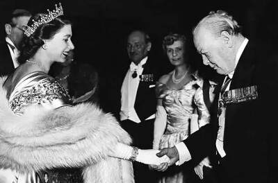 #真正女王范儿，伊丽莎白二世# 和丘吉尔