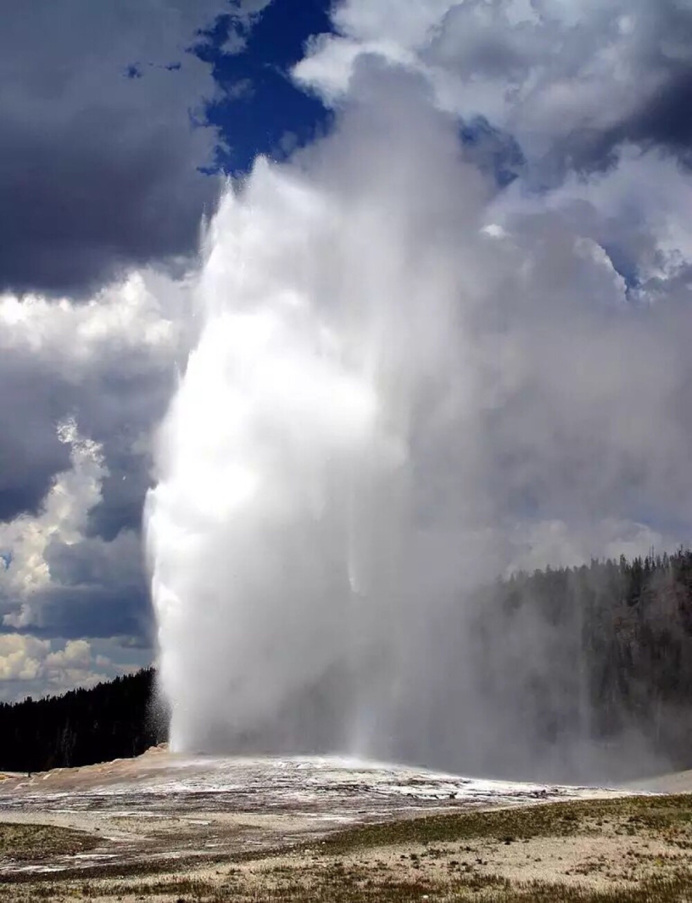 【老忠實(shí)間歇泉（Old Faithful）為黃石國(guó)家公園第一個(gè)被命名的間歇泉，現(xiàn)噴發(fā)規(guī)律是90分鐘左右一次，和旁邊的老忠實(shí)旅館一起被列為老忠實(shí)歷史區(qū)?！糠窒碜訽?Annie?（感覺這噴泉像一大堆云朵傾落下來似的，擲地有聲，激起白色的飛煙）