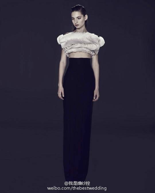 来自婚纱礼服品牌Ashi Studio的精致黑色礼裙，又一波黑色魅惑来袭。
