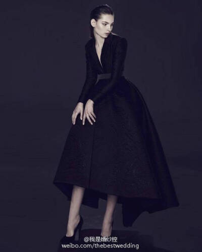 来自婚纱礼服品牌Ashi Studio的精致黑色礼裙，又一波黑色魅惑来袭。