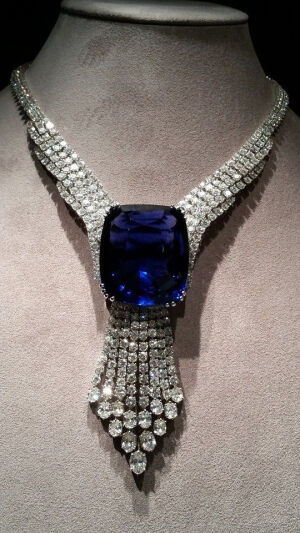 钻石和蓝宝石的项链