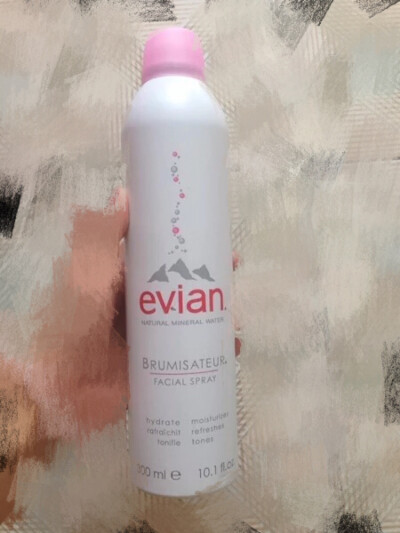 evian依云矿泉水喷雾爽，可以喝的喷雾，它这个牌子其实是矿泉水，比较天然，补水保湿 300ml大容量啊，价格又便宜非常划算