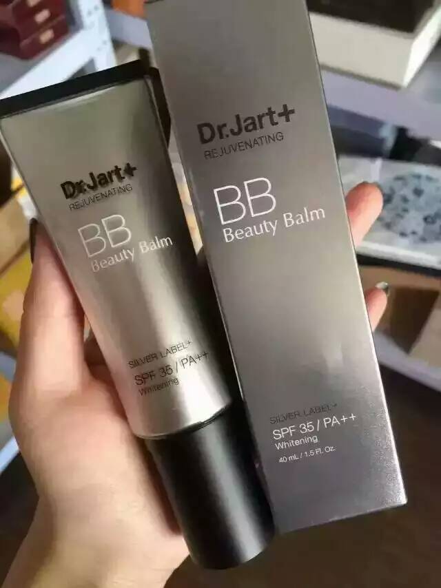 #韩国护肤彩妆单品#我可以100%肯定这只bb你们都爱的！现货价格美！️Dr家的第一代我就用过，它们家的王牌拳头产品！新版第三代Dr.Jart+银管BB霜！️全新更新配方！张馨予推荐！功效：美白控油，裸妆遮瑕～知道Dr.jart以什麼出名吗？就是它家的银色BB霜，完美遮瑕，营造无痕裸妆，可以修饰肌肤痘印痘疤斑点缺陷，超級保湿滋润一点不掉皮，可以有效抑制油脂分泌，白皙一点都不厚重！防水防汗防油，超级滋润，孕妇也可以使用！