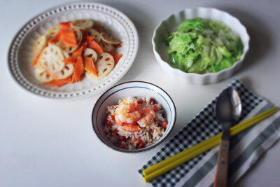 午饭：包菜+胡萝卜藕片+虾仁火腿炒饭～