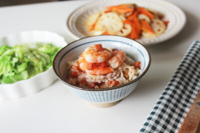 午饭：包菜+胡萝卜藕片+虾仁火腿炒饭～