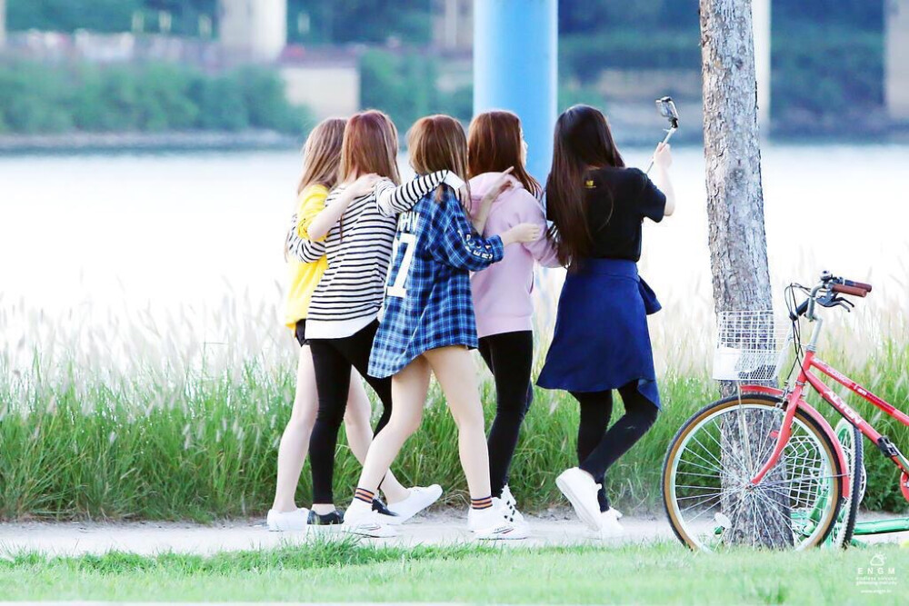 「red velvet」 Red Velvet是韩国SM娱乐有限公司于2014年8月推出的女子演唱组合，起初由裴珠泫（Irene）、姜涩琪（SeulGi）、孙承欢（Wendy）、朴秀荣（Joy）4人组成。 2015年3月11日，Red Velvet的经纪公司宣布增添金艺琳（Yeri）为组合的新成员