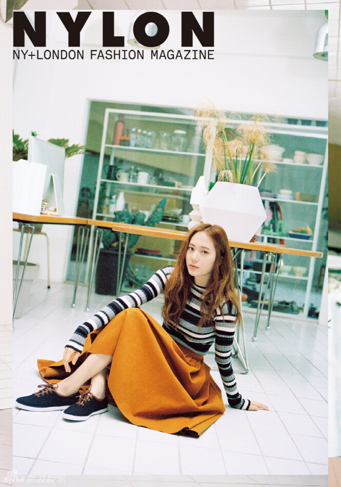 f(x)成员Krystal为时尚杂志《Nylon》拍摄了一组写真。写真中，Krystal穿着T恤和牛仔裤，搭配休闲帆布鞋，十分简洁。