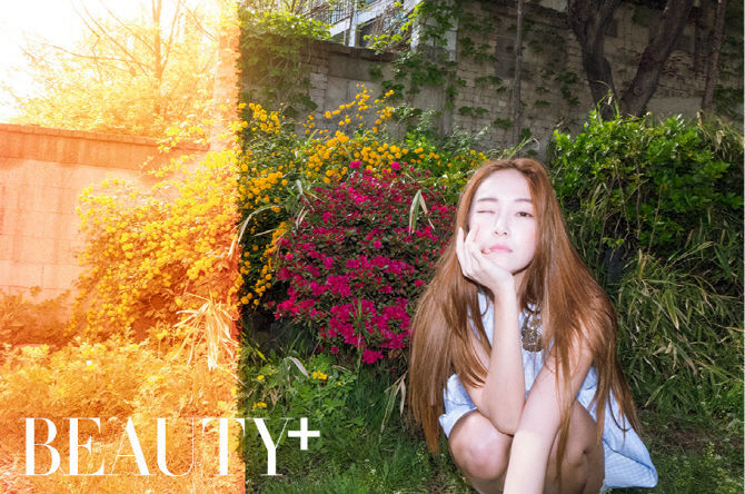 韩国女团少女时代前成员Jessica近日为某杂志拍摄了一组写真。 此组写真以户外的绿色植物为背景，在灿烂的阳光的照耀下，展现Jessica自然的日常模样。黄色长发自然垂落，Jessica几乎素颜出镜，营造自然清新之感