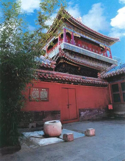 景祺阁建于乾隆时期，与景福宫相邻，是座两层的阁楼，小院西墙外即为珍妃井。