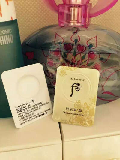 后 美白膏 ❤ 一开始不觉得多好用，但是要坚持。很明显的药材味道，可以全脸用，也可以局部用，早上皮肤就很细腻。