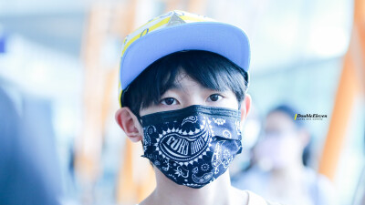 TFBOYS王源 150802重庆赴北京 cr:DoubleEleven软糖