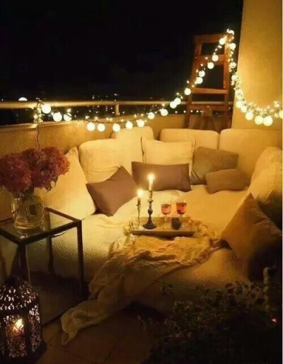和爱的人躺在阳台的软沙发上看星星，应该是除了一起慢慢变老只外更浪漫的事了