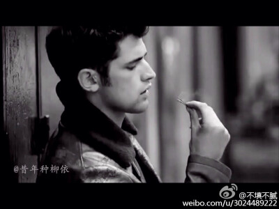 Sean Opry(肖恩·奥普瑞) 1989年7月5日出生于美国佐治亚州Kennesaw ，是T台传奇的当红男模。 身高186cm。 本图出自B站高产up主 昔年种柳依