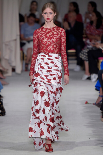 Oscar de la Renta Spring 2016 RTW。奥斯卡·德拉伦塔2016春夏纽约时装周高级成衣发布。此季春夏系列依然有高档华丽晚礼服的味道，运用了大量的优雅浪漫的花朵图案，不凡的剪裁设计使所有时 装显得版型出色流畅，蕾…