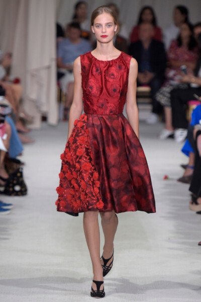 Oscar de la Renta Spring 2016 RTW。奥斯卡·德拉伦塔2016春夏纽约时装周高级成衣发布。此季春夏系列依然有高档华丽晚礼服的味道，运用了大量的优雅浪漫的花朵图案，不凡的剪裁设计使所有时 装显得版型出色流畅，蕾…