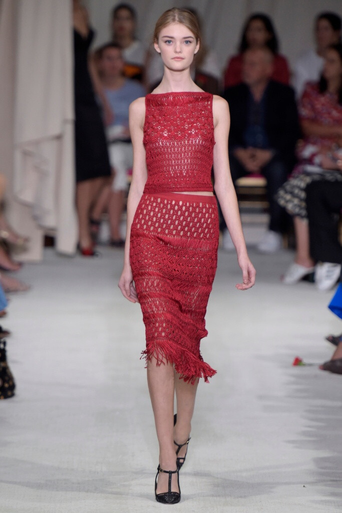 Oscar de la Renta Spring 2016 RTW。奥斯卡·德拉伦塔2016春夏纽约时装周高级成衣发布。此季春夏系列依然有高档华丽晚礼服的味道，运用了大量的优雅浪漫的花朵图案，不凡的剪裁设计使所有时 装显得版型出色流畅，蕾丝刺绣，净值高档真丝面料的选择，丰富靓丽的色彩衬托，立体创意感十足的搭配，华丽优雅的气息弥漫整体秀台。