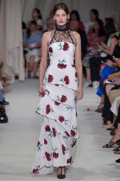 Oscar de la Renta Spring 2016 RTW。奥斯卡·德拉伦塔2016春夏纽约时装周高级成衣发布。此季春夏系列依然有高档华丽晚礼服的味道，运用了大量的优雅浪漫的花朵图案，不凡的剪裁设计使所有时 装显得版型出色流畅，蕾…