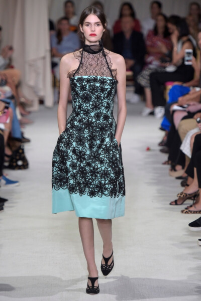 Oscar de la Renta Spring 2016 RTW。奥斯卡·德拉伦塔2016春夏纽约时装周高级成衣发布。此季春夏系列依然有高档华丽晚礼服的味道，运用了大量的优雅浪漫的花朵图案，不凡的剪裁设计使所有时 装显得版型出色流畅，蕾…