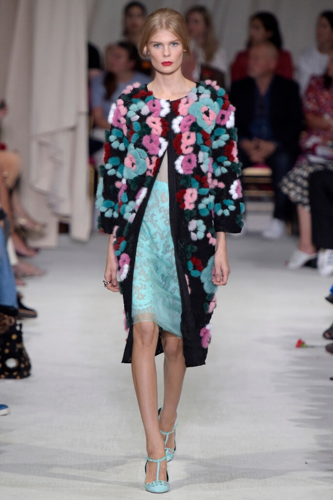 Oscar de la Renta Spring 2016 RTW。奥斯卡·德拉伦塔2016春夏纽约时装周高级成衣发布。此季春夏系列依然有高档华丽晚礼服的味道，运用了大量的优雅浪漫的花朵图案，不凡的剪裁设计使所有时 装显得版型出色流畅，蕾丝刺绣，净值高档真丝面料的选择，丰富靓丽的色彩衬托，立体创意感十足的搭配，华丽优雅的气息弥漫整体秀台。