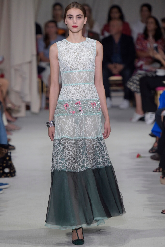 Oscar de la Renta Spring 2016 RTW。奥斯卡·德拉伦塔2016春夏纽约时装周高级成衣发布。此季春夏系列依然有高档华丽晚礼服的味道，运用了大量的优雅浪漫的花朵图案，不凡的剪裁设计使所有时 装显得版型出色流畅，蕾丝刺绣，净值高档真丝面料的选择，丰富靓丽的色彩衬托，立体创意感十足的搭配，华丽优雅的气息弥漫整体秀台。